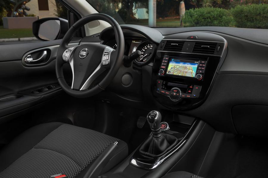 Интерьер Nissan Pulsar Black Edition (NB17) 2017 года  (фото 6 из 13)